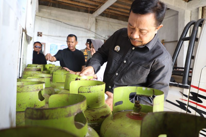 Pj. Bupati Garut, Barnas Adjidin, melakukan monitoring ketersediaan pasokan gas LPG 3 kg di Kampung Malati, Desa Pasirwangi, Kecamatan Pasirwangi, Kabupaten Garut, Kamis (5/2/2025). (foto: Andre/DARA.co.id)