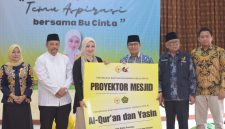 
 Anggota Komisi VIII DPR RI Atalia Praratya mengujungi masyarakat di Dapil di Masjid Agung Cimahi, Jumat (7/2/2025).(Foto: deram/dara)

