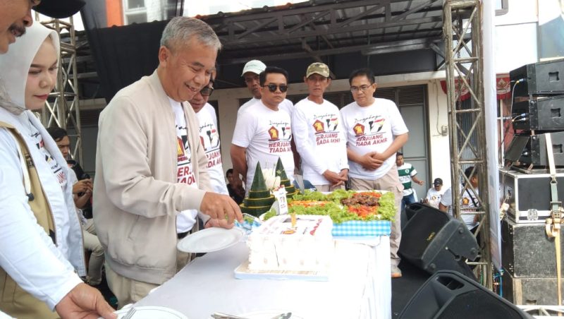 
Wakil Bupati Bandung Barat terpilih Asep Ismail didapingi Ketua DPC Partai Gerindra KBB, Pipih Supriati saat memotong kue Ulang Tahun.(Foto: heny/dara)