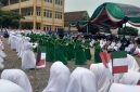 
Santri santriwati Pondok Pesantren Darusallam, Kecamatan Kersamanah, Kabupaten Garut, menyambut  Kedatangan para donatur dari Negara Kuwait di Ponpes Darusallam Kersamanah Garut, Selasa (11/2/2025).(Foto: andre/dara)

