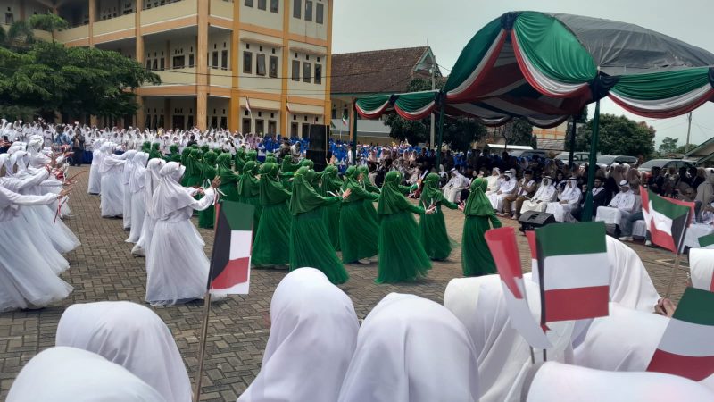 
Santri santriwati Pondok Pesantren Darusallam, Kecamatan Kersamanah, Kabupaten Garut, menyambut  Kedatangan para donatur dari Negara Kuwait di Ponpes Darusallam Kersamanah Garut, Selasa (11/2/2025).(Foto: andre/dara)

