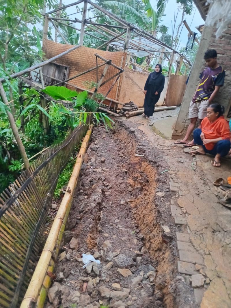 Pergeseran tanah yang terjadi di Kampung Babakan, Desa Putrajawa, Kecamatan Selaawi, Kabupaten Garut, merusak akses jalan dan mengancam rumah warga, Sabtu (14/2/2025)(Foto: Istimewa)