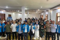 Ade Zakir (kemeja putih berkacamata) bersama Pengurus KNPI dan hadirin lainnya