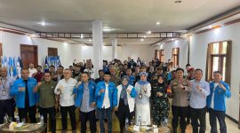 Ade Zakir (kemeja putih berkacamata) bersama Pengurus KNPI dan hadirin lainnya