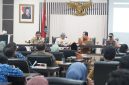 Sekda Garut, Nurdin Yana, bersama perwakilan Kemendagri RI,  Sumule Tumbo, saat memimpin rapat sosialisasi Instruksi Presiden (Inpres) Nomor 1 Tahun 2025 di Ruang Rapat Sekretariat Daerah Kabupaten Garut, Senin (17/2/2025)(Foto: Istimewa)
