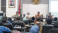 Sekda Garut, Nurdin Yana, bersama perwakilan Kemendagri RI,  Sumule Tumbo, saat memimpin rapat sosialisasi Instruksi Presiden (Inpres) Nomor 1 Tahun 2025 di Ruang Rapat Sekretariat Daerah Kabupaten Garut, Senin (17/2/2025)(Foto: Istimewa)
