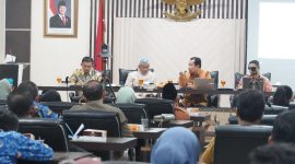 Sekda Garut, Nurdin Yana, bersama perwakilan Kemendagri RI,  Sumule Tumbo, saat memimpin rapat sosialisasi Instruksi Presiden (Inpres) Nomor 1 Tahun 2025 di Ruang Rapat Sekretariat Daerah Kabupaten Garut, Senin (17/2/2025)(Foto: Istimewa)
