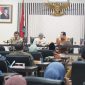 Sekda Garut, Nurdin Yana, bersama perwakilan Kemendagri RI,  Sumule Tumbo, saat memimpin rapat sosialisasi Instruksi Presiden (Inpres) Nomor 1 Tahun 2025 di Ruang Rapat Sekretariat Daerah Kabupaten Garut, Senin (17/2/2025)(Foto: Istimewa)
