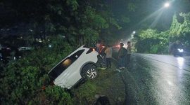 Mobil Toyota Rush berwarna putih dengan nomor polisi Z 1240 EK mengalami kecelakaan tunggal di Jalan Raya Leles, tepatnya kawasan Tutugan, Kampung Leuweungtiis, Desa Haruman, Kecamatan Leles, Kabupaten Garut pada Selasa malam (18/2/2025) malam (Foto: Istimewa)