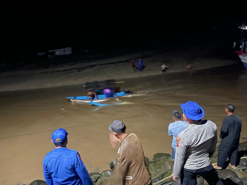 Satpolairud Polres Garut mengevakuasi empat nelayan korban perahu tenggelam di Pantai Pompok, Kecamatan Cikelet, Kabupaten Garut, Selasa (18/2/2025) malam (Foto: Ist)