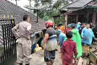 Satu rumah warga di Kampung Cikondang, Desa Wangunjaya, Kecamatan Banjarwangi, Kabupaten Garut rusak akibat tertimpa tanah longsor pada Rabu (19/2/2025)(Foto: Istimewa)