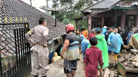 Satu rumah warga di Kampung Cikondang, Desa Wangunjaya, Kecamatan Banjarwangi, Kabupaten Garut rusak akibat tertimpa tanah longsor pada Rabu (19/2/2025)(Foto: Istimewa)