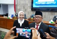 Bupati Garut, Abdusy Syakur Amin, bersama Wakil Bupati, Putri Karlina, memberikan keterangan kepada wartawan di Gedung DPRD Garut, Kamis malam (21/2/2025)(Foto: Istimewa)