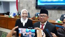 Bupati Garut, Abdusy Syakur Amin, bersama Wakil Bupati, Putri Karlina, memberikan keterangan kepada wartawan di Gedung DPRD Garut, Kamis malam (21/2/2025)(Foto: Istimewa)