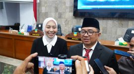 Bupati Garut, Abdusy Syakur Amin, bersama Wakil Bupati, Putri Karlina, memberikan keterangan kepada wartawan di Gedung DPRD Garut, Kamis malam (21/2/2025)(Foto: Istimewa)