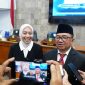 Bupati Garut, Abdusy Syakur Amin, bersama Wakil Bupati, Putri Karlina, memberikan keterangan kepada wartawan di Gedung DPRD Garut, Kamis malam (21/2/2025)(Foto: Istimewa)