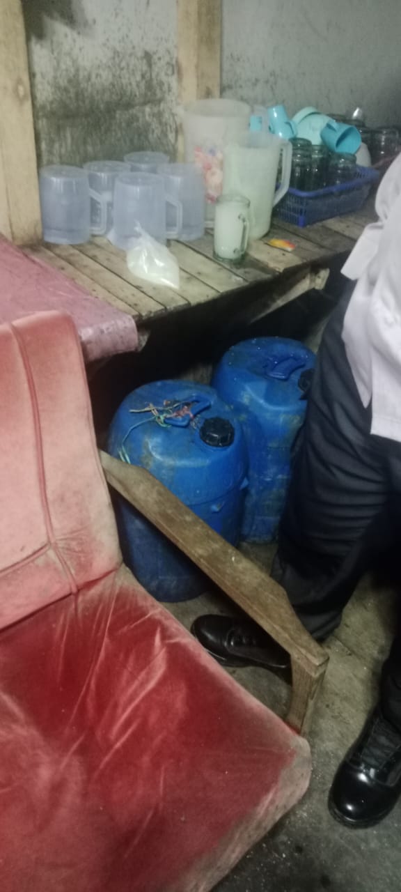 Polsek Cisurupan, Polres Garut, amankan 2 jerige tuak ukuran 25 liter dan 15 bungkus plastik tuak ukuran 1 liter dari seorang pedagang saat menggelar Operasi Miras dan Premanisme, Sabtu malam (22/2/30305).
(Foto: Ist)