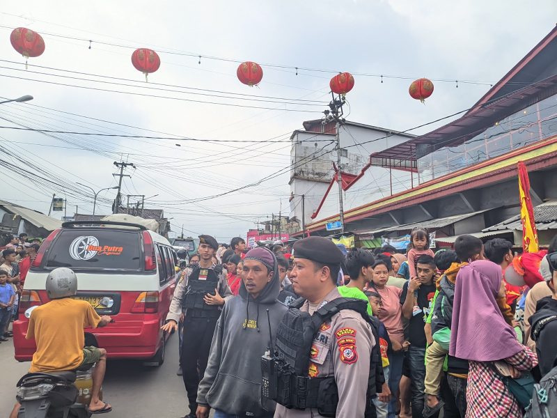 Polisi Lakukan pengamanan pada perayaan Cap Go Meh 2025 di sepanjang jalan wilayah perkotaan Garut, Minggu (23/2/2025)(Foto: Ist)
