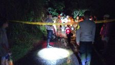 
Petugas gabungan melakukan pencarian korban longsor di Kampung Bekong Cijangkar, Desa Bojong, Kecamatan Bungbulang, Kabupaten Garut, Minggu (23/2/2025) malam. (Foto: andre/dara)


