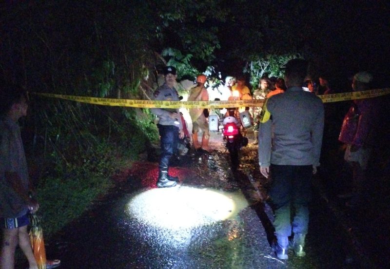 
Petugas gabungan melakukan pencarian korban longsor di Kampung Bekong Cijangkar, Desa Bojong, Kecamatan Bungbulang, Kabupaten Garut, Minggu (23/2/2025) malam. (Foto: andre/dara)


