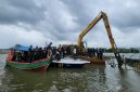 
Proses pembongkaran mandiri yang dilakukan PT TRPN terhadap pagar laut yang berada di Perairan Pal Jaya, Desa Segarajaya, Kabupaten Bekasi, Selasa (11/2/2025). (Foto: biro adpim jabar)