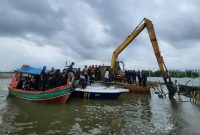 
Proses pembongkaran mandiri yang dilakukan PT TRPN terhadap pagar laut yang berada di Perairan Pal Jaya, Desa Segarajaya, Kabupaten Bekasi, Selasa (11/2/2025). (Foto: biro adpim jabar)