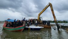 
Proses pembongkaran mandiri yang dilakukan PT TRPN terhadap pagar laut yang berada di Perairan Pal Jaya, Desa Segarajaya, Kabupaten Bekasi, Selasa (11/2/2025). (Foto: biro adpim jabar)