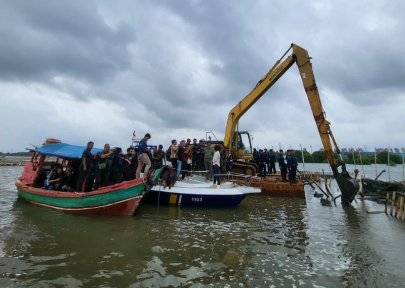 
Proses pembongkaran mandiri yang dilakukan PT TRPN terhadap pagar laut yang berada di Perairan Pal Jaya, Desa Segarajaya, Kabupaten Bekasi, Selasa (11/2/2025). (Foto: biro adpim jabar)