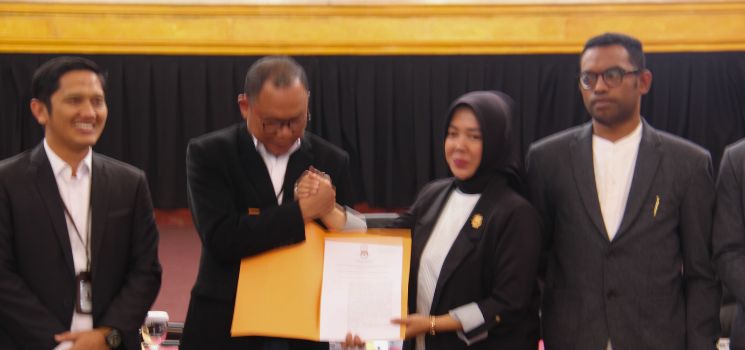 
Ketua KPU Kabupaten Bandung, Syam Zamiat Nur Syamsi menyerahkan SK Penetapan Bupati – Wakil Bupati Bandung kepada Ketua DPRD Kabupaten Bandung Hj. Renie Rahayu Fauzi, Rabu (5/2/2025).(Foto: Ist)
