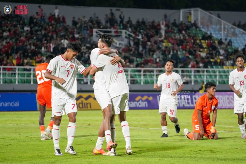 
Pelatih Timnas Indonesia U-20, Indra Sajfri fokus untuk mematangkan taktik dan strategi kepada 23 pemain yang sudah dipilih untuk berlaga di ajang Piala Asia U20, di Cina,  12 Februari hingga 1 Maret mendatang.(Foto: pssi)

