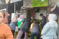 
Warga Kampung Kiaraeunyeuh, Desa Bannyusari, Kecamatan Katapang, Kabupaten Bandung menyerbu warung Bi Dedah untuk membeli gas elpiji 3 kg, Minggu (2/2/2025).(Foto: maji/dara)
