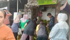 
Warga Kampung Kiaraeunyeuh, Desa Bannyusari, Kecamatan Katapang, Kabupaten Bandung menyerbu warung Bi Dedah untuk membeli gas elpiji 3 kg, Minggu (2/2/2025).(Foto: maji/dara)
