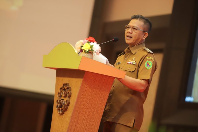 
Bupati Bandung Dadang Supriatna  memberikan arahannya pada Forum Konsultasi Publik Rancangan Awal Rencana Kerja Pembangunan Daerah (RKPD) Kabupaten Bandung tahun 2026 di Grand Sun Shine Soreang, Senin (4/2/2025).(Foto: diskominfo)
