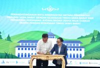 
Penjabat Gubernur Jawa Barat, Bey Machmudin menandatangani Naskah Nota Kesepakatan antara Pemerintah Provinsi Jawa Barat dengan Kejaksaan Tinggi Jawa Barat, di Aula Barat Gedung Sate, Kota Bandung, Selasa (4/2/2025). (Foto: 
Biro Adpim Jabar)