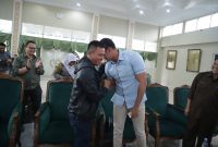 
Pasangan Bupati Bandung dan Wakil Bupati, Dadang Supriatna-Ali Syakieb bakal dilantik Presiden Prabowo pada 20 Februari 2025 di Istana Merdeka. (Foto: maji/dara)
