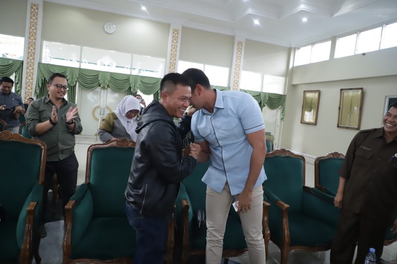 
Pasangan Bupati Bandung dan Wakil Bupati, Dadang Supriatna-Ali Syakieb bakal dilantik Presiden Prabowo pada 20 Februari 2025 di Istana Merdeka. (Foto: maji/dara)
