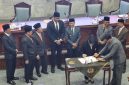 
Ketua DPRD Renie Rahayu Fauzi menandatangi berita acara hasil Rapa Paripurna DPRD tentang usulan pelantikan  Bupati dan wakil Bandung terpilih di Gedung Paripurna, DPRD Kabupaten Bandung, Soreang, Rabu (5/2/2025).(Foto: maji/dara)

