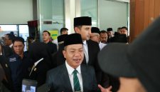 
Bupati Bandung terpilih Dadang Supriatna bersama Ali Syakieb memberikan keterangan pers usai Rapat Paripurna DPRD, Rabu (5/2/2025).(Foto: maji/dara) 

