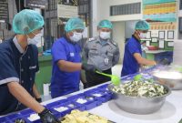 
Petugas Dapur Lapas Banceuy, M. Puloeng Muharam mengawasi kegiatan penyajian makanan ke tempat makan di Dapur Bersih Sehat Lapas Banceuy, Selasa (12/2/2025).(Foto: Ist)
