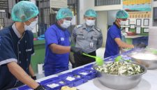 
Petugas Dapur Lapas Banceuy, M. Puloeng Muharam mengawasi kegiatan penyajian makanan ke tempat makan di Dapur Bersih Sehat Lapas Banceuy, Selasa (12/2/2025).(Foto: Ist)
