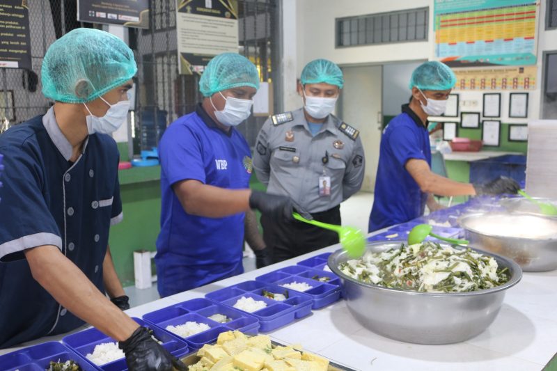 
Petugas Dapur Lapas Banceuy, M. Puloeng Muharam mengawasi kegiatan penyajian makanan ke tempat makan di Dapur Bersih Sehat Lapas Banceuy, Selasa (12/2/2025).(Foto: Ist)
