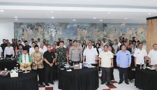 
 Ketua DPRD Kabupaten Sukabumi, Budi Azhar Mutawali menghadiri Focus Group Discussion (FGD) yang bertajuk “Sinergitas Polri dengan dunia pendidikan dalam upaya penanganan perilaku menyimpang pelajar sekaligus mendukung Harkamtibmas yang kondusif di wilayah hukum Polres Sukabumi” di Grand Inna Samudra Beach Hotel (GISBH) Palabuhanratu, Rabu (12/2/2025). (Foto: Ist)

