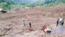 
Tanah longsor di Kampung Gintung, Desa Cibenda, Kabupaten Bandung Barat. (Foto: dara/dok)
