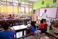 Presiden Prabowo Subianto meninjau langsung pelaksanaan program Makan Bergizi Gratis (MBG) di SDN Jati 05 Pagi, Pulogadung, Jakarta Timur, Senin (03/02/2025). (Foto: BPMI Setpres)
