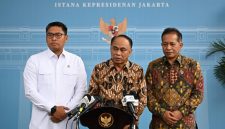 Menteri Koperasi Budi Arie Setiadi dan Wakil Menteri Pertanian (Wamentan) Sudaryono menyampaikan keterangan pers kepada awak media di Istana Kepresidenan, Jakarta, Senin (24/02/2025). (Foto: BPMI Setpres)
