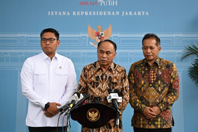 Menteri Koperasi Budi Arie Setiadi dan Wakil Menteri Pertanian (Wamentan) Sudaryono menyampaikan keterangan pers kepada awak media di Istana Kepresidenan, Jakarta, Senin (24/02/2025). (Foto: BPMI Setpres)
