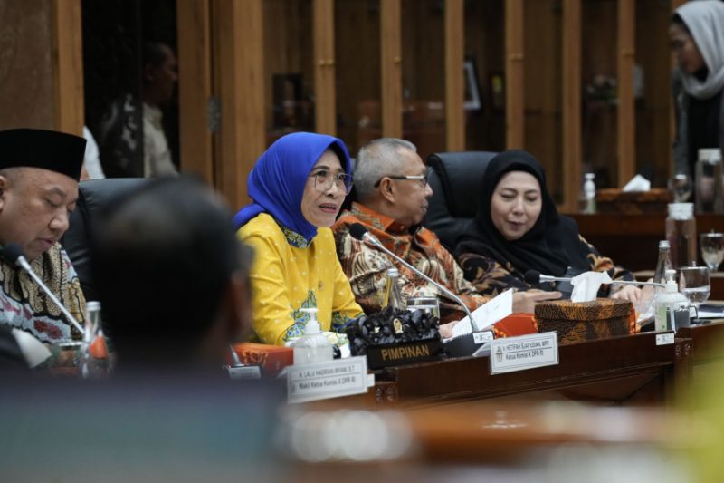 
Rapat Kerja ini dipimpin Ketua Komisi X DPR RI, Hetifah Sjaifudian dan Wakil Komisi X DPR RI Lalu Hadrian Irfani di Gedung DPR RI, Jakarta pada Senin (3/2/2025).(Foto: pssi)

