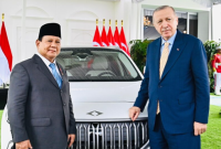 Presiden Prabowo Subianto mewakili Pemerintah Republik Indonesia, menerima secara simbolis satu unit mobil listrik Togg T10X, dari Presiden Turkiye Recep Tayyip Erdoğan, di Istana Kepresidenan Bogor, Provinsi Jawa Barat, pada Rabu (12/02/2025). (Foto: BPMI Setpres)
