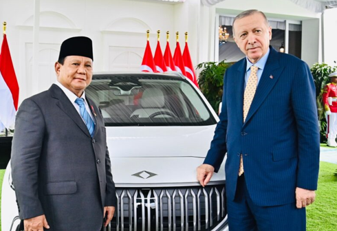 Presiden Prabowo Subianto mewakili Pemerintah Republik Indonesia, menerima secara simbolis satu unit mobil listrik Togg T10X, dari Presiden Turkiye Recep Tayyip Erdoğan, di Istana Kepresidenan Bogor, Provinsi Jawa Barat, pada Rabu (12/02/2025). (Foto: BPMI Setpres)
