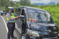 -Petugas Satlantas Polres Garut menghentikan kendaraan travel gelap yang beroperasi tanpa izin, dalam rangka Operasi Keselamatan Lodaya 2025, Kamis (20/2/2025)(Foto: Istimewa)